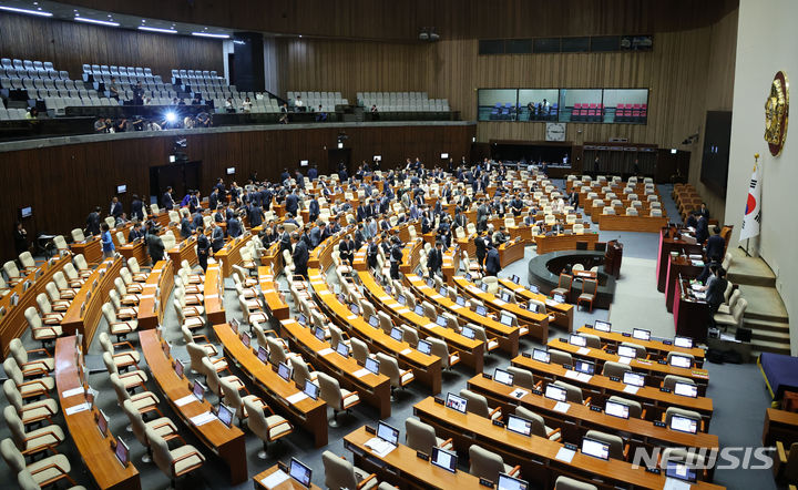 [서울=뉴시스] 권창회 기자 = 야당 의원들이 30일 오전 서울 여의도 국회에서 열린 제416회 국회(임시회) 제1차 본회의가 상회되자 본회의장을 나가고 있다.2024.07.30. kch0523@newsis.com