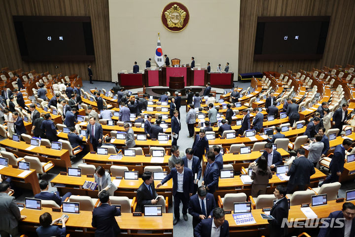 [서울=뉴시스] 조성우 기자 = 더불어민주당을 비롯한 야당 의원들이 30일 오전 서울 여의도 국회에서 열린 제416회 국회(임시회) 제1차 본회의에서 '방송 4법' 중 마지막 법안인 한국교육방송공사법 일부개정법률안 통과 후 산회 된 뒤 회의장을 나서고 있다. 2024.07.30. xconfind@newsis.com