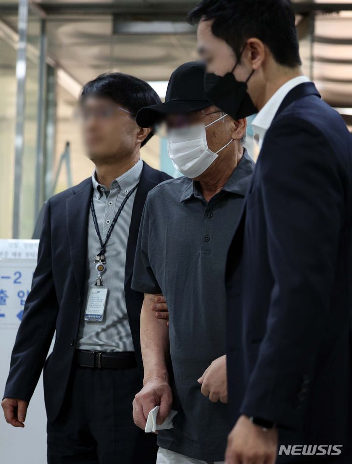 [서울=뉴시스] 김선웅 기자 = 시청역 인근 도로에서 차량 역주행으로 9명을 숨지게하고 7명에게 중경상을 입힌 가해 운전자 차 모씨가 30일 서울 서초구 서울중앙지법에서 열린 교통사고처리특례법위반(치사) 혐의 구속 전 피의자 심문(영장실질심사)에 출석하고 있다. 2024.07.30. mangusta@newsis.com