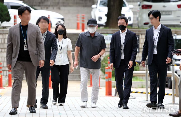 [서울=뉴시스] 김선웅 기자 = 시청역 인근 도로에서 차량 역주행으로 9명을 숨지게하고 7명에게 중경상을 입힌 가해 운전자 차 모씨가 30일 서울 서초구 서울중앙지법에서 열린 교통사고처리특례법위반(치사) 혐의 구속 전 피의자 심문(영장실질심사)에 출석하고 있다. 2024.07.30. mangusta@newsis.com