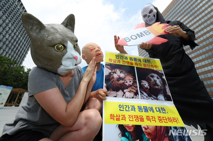 [서울=뉴시스] 김명년 기자 = 한국동물보호연합 회원들이 30일 오후 서울 종로구 광화문광장에서 '인간과 동물에 대한 학살 및 전쟁 즉각 중단 촉구 기자회견'을 열고 퍼포먼스를 하고 있다. 2024.07.30. kmn@newsis.com