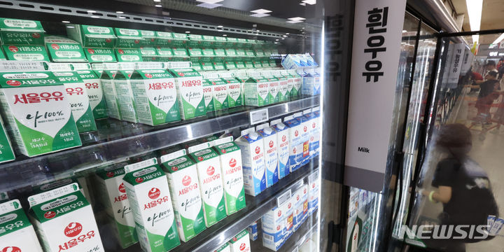 [서울=뉴시스] 서울 시내 한 대형마트에 우유 상품이 진열돼 있다. (사진= 뉴시스 DB) photo@newsis.com