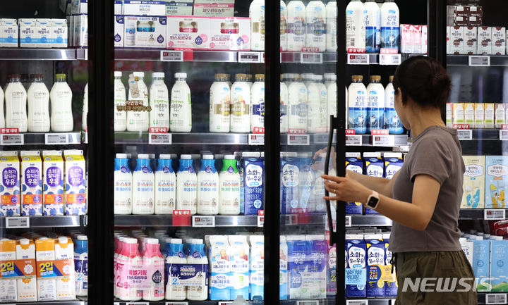 [서울=뉴시스] 김금보 기자 = 30일 서울 시내 한 대형마트에 우유 상품이 진열돼 있다. 2024.07.30. kgb@newsis.com