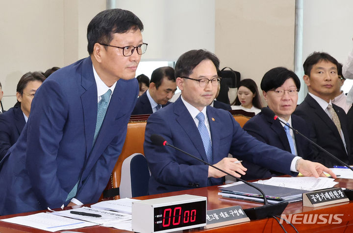 [서울=뉴시스] 조성우 기자 = 구영배(왼쪽) 큐텐 대표가 30일 오 서울 여의도 국회에서 열린 정무위원회의 티몬·위메프 미정산 사태에 대한 현안질의에 출석해 인사하고 있다.  왼쪽부터 구영배 큐텐 대표, 한기정 공정거래위원장, 김소영 금융위원회 부위원장, 이복현 금융감독원장. 2024.07.30. xconfind@newsis.com