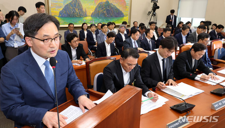 [서울=뉴시스] 조성우 기자 = 한기정(왼쪽) 공정거래위원장이 30일 오후 서울 여의도 국회에서 열린 정무위원회의 티몬·위메프 미정산 사태에 대한 현안질의에서 업무보고를 하고 있다. 2024.07.30. xconfind@newsis.com