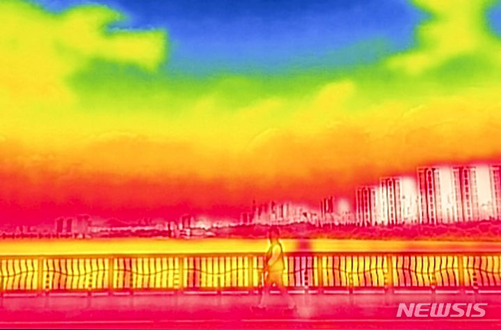 [서울=뉴시스] 정병혁 기자 = 장마가 끝나고 폭염이 기승을 부린 30일 서울 용산구 잠수교에서 바라본 한강이 파랗게 보이고 있다. 열화상 카메라로 촬영한 사진은 온도가 높을수록 붉은색, 낮을수록 푸른색을 나타낸다.  2024.07.30. jhope@newsis.com