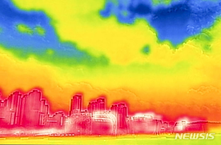 [서울=뉴시스] 정병혁 기자 = 장마가 끝나고 폭염이 기승을 부린 30일 서울 용산구 잠수교에서 바라본 한강이 파랗게 보이고 있다. 열화상 카메라로 촬영한 사진은 온도가 높을수록 붉은색, 낮을수록 푸른색을 나타낸다.  2024.07.30. jhope@newsis.com