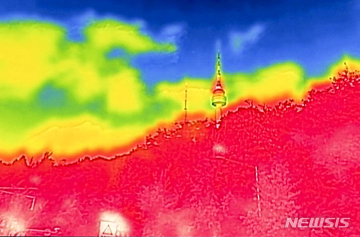 [서울=뉴시스] 정병혁 기자 = 장마가 끝나고 폭염이 기승을 부린 30일 서울 중구 소월길에서 바라본 남산이 붉게 보이고 있다. 열화상 카메라로 촬영한 사진은 온도가 높을수록 붉은색, 낮을수록 푸른색을 나타낸다.  2024.07.30. jhope@newsis.com