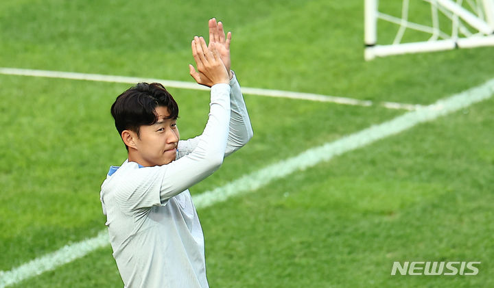 [서울=뉴시스] 김근수 기자 = 토트넘 홋스퍼 주장 손흥민이 30일 오후 서울 마포구 상암월드컵 경기장에서 열린 쿠팡플레이 시리즈 1차전 팀 K리그 대 토트넘 홋스퍼 경기를 앞두고 오픈 트레이닝에서 한국팬들에게 인사를 하고 있다. 2024.07.30. ks@newsis.com