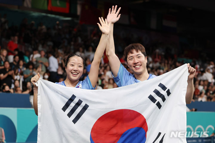 [파리=뉴시스] 김진아 기자 = 임종훈과 신유빈이 30일(현지시각) 프랑스 파리 사우스 파리 아레나4에서 열린 2024 파리 올림픽 탁구 혼합복식 동메달 결정전 홍콩 웡춘팅-두호이켐 조와의 경기에서 승리하며 동메달을 확정한 뒤 기뻐하고 있다. 2024.07.30. bluesoda@newsis.com