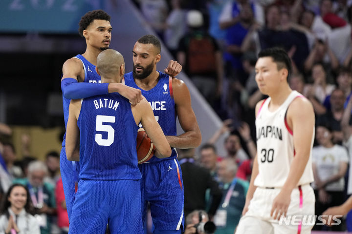 [릴=AP/뉴시스] 2024 파리 올림픽 농구에 출전한 프랑스 농구대표팀. 2024. 7. 30.