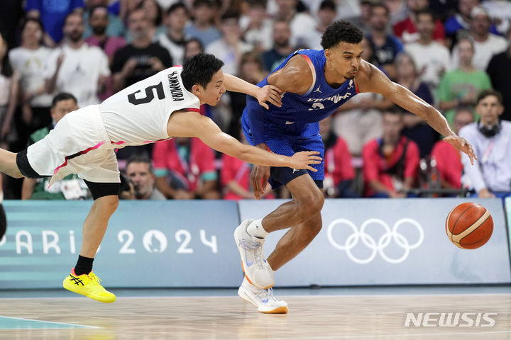 [릴=AP/뉴시스] 2024 파리 올림픽 농구에 출전한 빅터 웸반야마(샌안토니오·오른쪽). 2024. 7. 30.