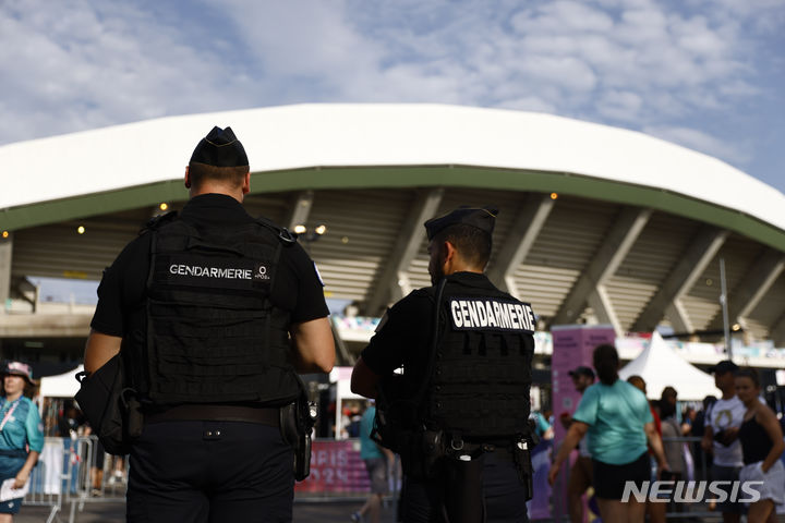 [파리=AP/뉴시스] 가자지구 전쟁과 중동 지역 갈등으로 이스라엘의 전운이 확대되는 가운데, 2024 파리올림픽에 참가한 이스라엘 선수들이 각종 증오 범죄에 노출되고 있다. 사진은 지난달 30일 프랑스 파리의 스타드 드 라 보주아르 스타디움에서 열린 올림픽 남자 축구 D조 이스라엘과 일본 경기장 앞에서 프랑스 무장 헌병대가 순찰하는 모습. 2024.08.07. 