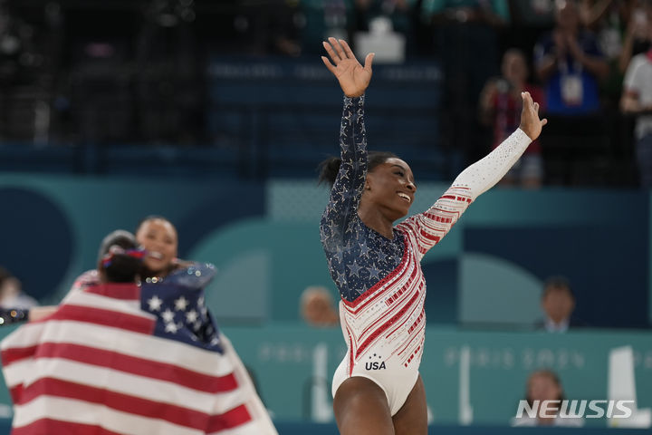 [파리=AP/뉴시스]바일스는 31일(한국시각) 프랑스 파리의 베르시 아레나에서 열린 2024 파리 올림픽 기계체조 여자 단체전 결선에서 미국 대표팀 일원으로 나와 금메달을 획득했다. 2024.07.31.