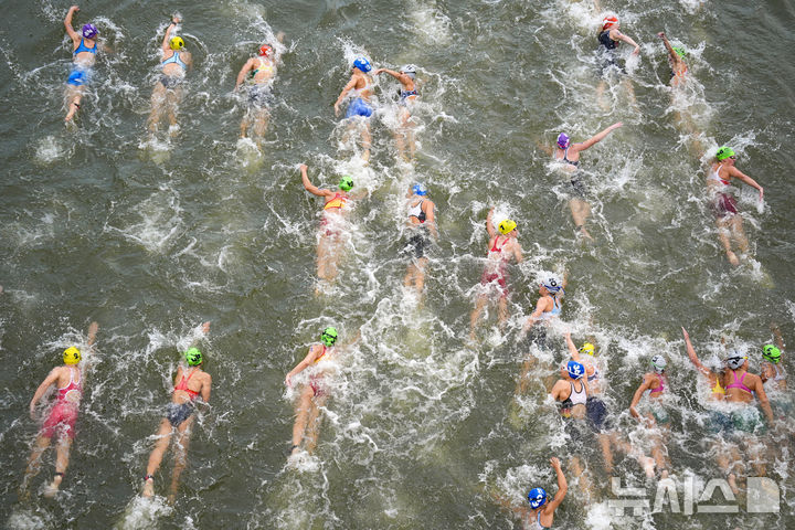 [파리=AP/뉴시스] 31일(현지시각) 프랑스 파리의 센강에서 2024 파리올림픽 철인 3종(트라이애슬론) 여자부 개인전 경기가 열려 선수들이 경기하고 있다. 수질 문제로 연기됐던 트라이애슬론 경기가 이날 여자부에 이어 남자부도 열린다. 트라이애슬론은 수영 1.5㎞, 사이클 40㎞, 러닝 10㎞ 순서로 치르는 경기로 올림픽에서 가장 힘들다는 종목이다. 2024.07.31.
