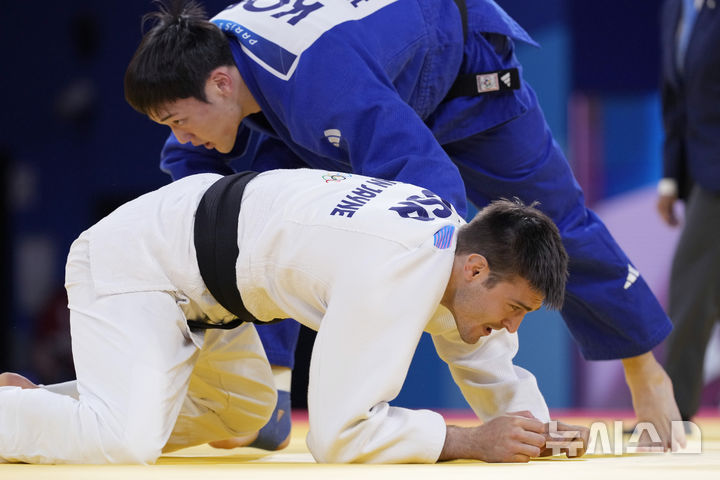 [파리=AP/뉴시스] 한국 유도 한주엽이 31일(한국시각) 프랑스 파리의 샹드마르스 아레나에서 열린 대회 유도 남자 90㎏급 16강에서 존 제인(미국)과 경기하고 있다. 2024.07.31.