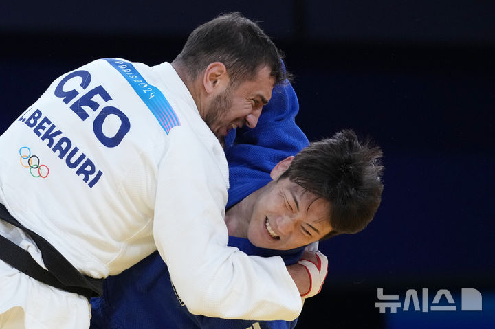 [파리=AP/뉴시스]한국 유도 한주엽이 31일(한국시각) 프랑스 파리의 샹드마르스 아레나에서 열린 대회 유도 남자 90㎏급 8강에서 라샤 베카우리(조지아)에 한판패를 당했다. 2024.07.31.