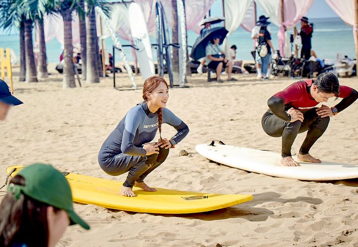 강원 양양 서피비치에 위치한 '갤럭시 스튜디오 서핑'에서 '갤럭시 워치 울트라'를 차고 '갤럭시 서프 클래스'에 참여하는 모습. (사진=삼성전자 제공) *재판매 및 DB 금지