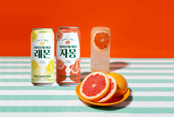 [서울=뉴시스] 세븐일레븐은 다음 달 1일부터 실제 과일 원물이 들어간 캔 하이볼 2종(자몽·레몬)을 새롭게 출시한다고 31일 밝혔다. (사진=세븐일레븐 제공) *재판매 및 DB 금지