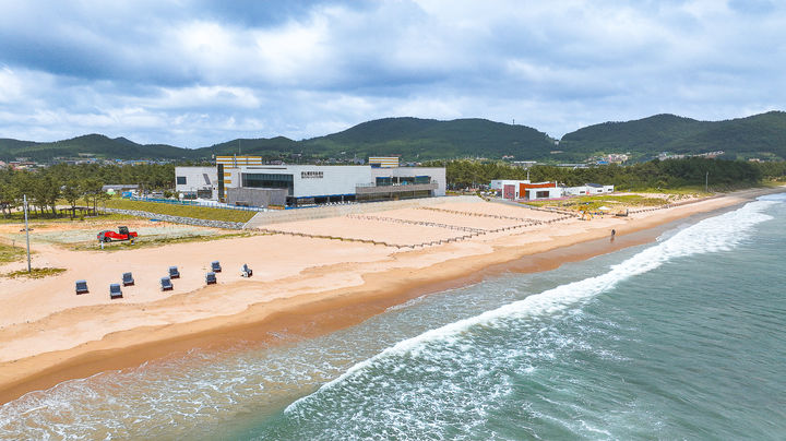 [광주=뉴시스] 완도군은 8월3일 완도해양치유센터 특설무대에서 ‘해양치유 힐링 콘서트’를 개최한다. 사진은 해양치유센터 전경. (사진=완도군 제공). 2024.07.31. photo@newsis.com *재판매 및 DB 금지