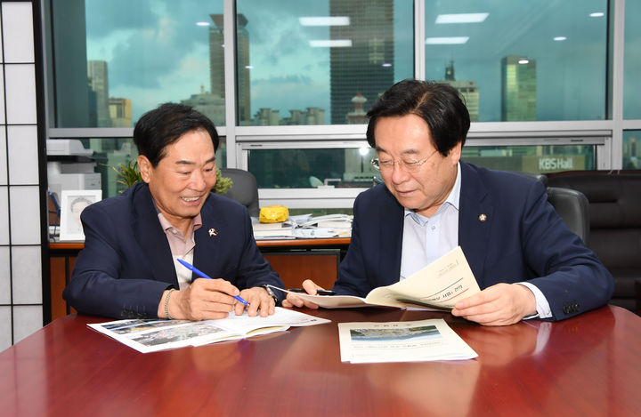 [창녕=뉴시스] 성낙인 경남 창녕군수가 30일 국회 국민의힘 박상웅 의원실을 방문해 주요 현안사업을 설명하고 있다. (사진=창녕군 제공) 2024.07.31. photo@newsis.com *재판매 및 DB 금지