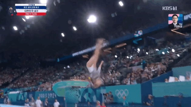 [서울=뉴시스] 28일(현지 시각) 프랑스 파리 베르시 아레나서 펼쳐진 2024 파리올림픽 기계체조 경기장에서 마에 출전한 체조 여자국가대표 이윤서 선수는 12번의 도움 닫기를 한 뒤 높게 솟아올라 공중에서 두 바퀴를 비튼 뒤 착지했다. (사진=KBS 갈무리) *재판매 및 DB 금지
