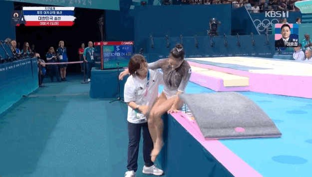 [서울=뉴시스] 28일(현지 시각) 프랑스 파리 베르시 아레나서 펼쳐진 2024 파리올림픽 기계체조 경기장에서 마에 출전한 체조 여자국가대표 이윤서 선수는 12번의 도움 닫기를 한 뒤 높게 솟아올라 공중에서 두 바퀴를 비튼 뒤 착지했다. (사진=KBS 갈무리) *재판매 및 DB 금지