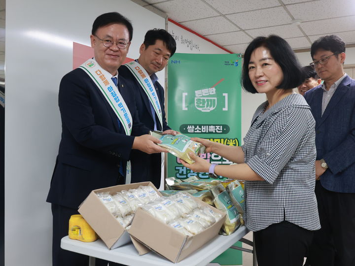 [부산=뉴시스] 31일 부산농협은 대한적십자사 부산지사와 쌀 소비 촉진을 위한 '아침밥 먹기 업무협약'을 체결했다. (사진=부산농협 제공) 2024.07.31. photo@newsis.com *재판매 및 DB 금지