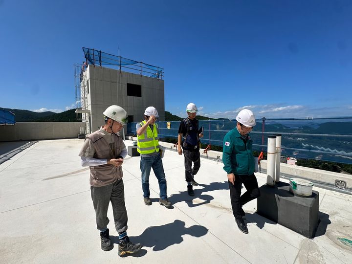 [통영=뉴시스] 경남 통영시가 아파트 하자관련 민원해소 및 고품격 공동주택 건설을 유도하기 위해 각 분야별 전문가로 구성된 '통영시 공동주택 품질검수단'을 운영하고 있다. 사진은 지난해 7월29일 통영 광도면 죽림리 소재 현대힐스테이트통영 아파트 신축공사 현장에서 '품질검수’를 실시하고 있는 모습. (사진=통영시 제공) 2025.10.05. photo@newsis.com *재판매 및 DB 금지