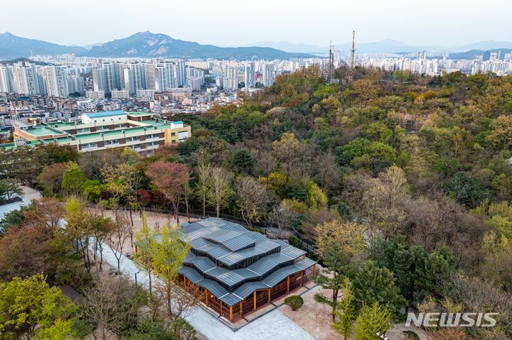 [서울=뉴시스]서울 성북구는 서울시가 주관한 '제42회 서울시 건축상'에서 오동숲속도서관이 최우수상을 수상했다고 31일 밝혔다. (사진=성북구 제공). 2024.07.31. photo@newsis.com 