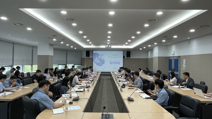 [수원=뉴시스] 31일 경기R&DB센터 대회의실에서 '경기 생성형 인공지능(AI) 데이터플랫폼 사전 컨설팅 사업' 중간 보고회가 열렸다. (사진=경기도 제공) *재판매 및 DB 금지