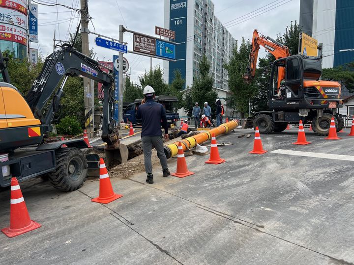 [창원=뉴시스] 강경국 기자 = 경남 창원지역 단독주택 도시가스 공급관 설치 공사 현장. (사진=창원시청 제공). 2024.07.31. photo@newsis.com *재판매 및 DB 금지