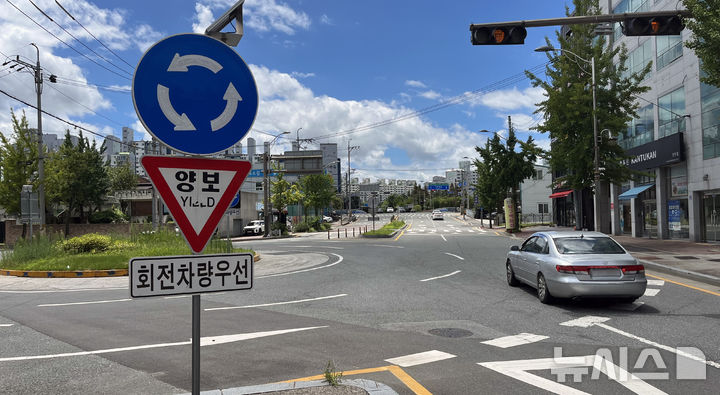 [전주=뉴시스] 강경호 기자 = 31일 전북 전주시 덕진구의 한 회전교차로에서 차량이 지나가고 있다. 2024.07.31. lukekang@newsis.com