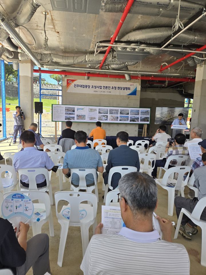 [진주=뉴시스]진주시, 진주대첩광장 현장 설명회 모습. *재판매 및 DB 금지