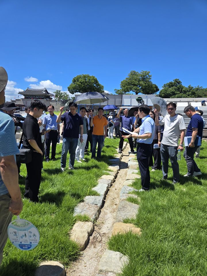 [진주=뉴시스]정봉호 진주시 도시정책과장 현장 설명회 모습. *재판매 및 DB 금지