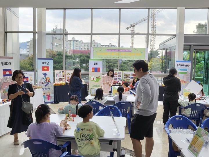 [대구=뉴시스] 지난해 대구 구수산도서관 '도서관 다문화서비스 지원사업' 운영 모습. (사진=행복북구문화재단 제공) 2024.07.31. photo@newsis.com *재판매 및 DB 금지