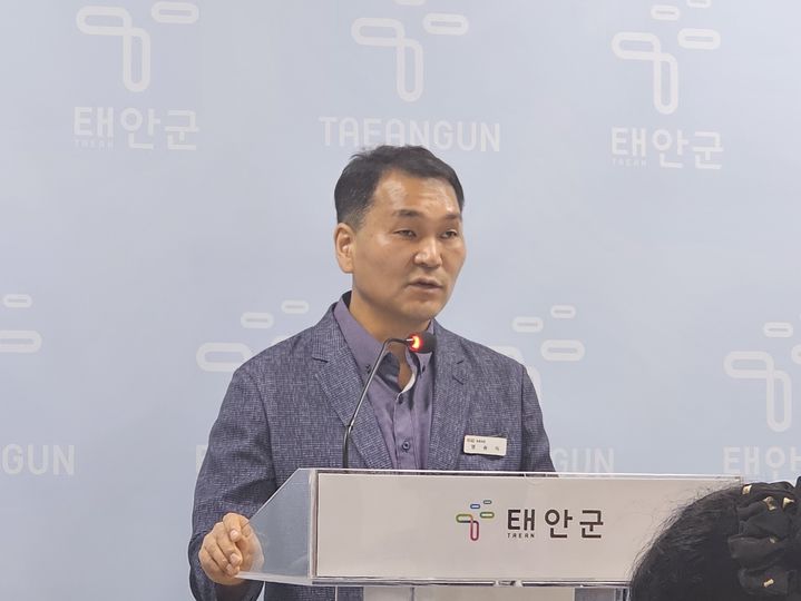 [태안=뉴시스] 김덕진 기자=31일 태안군청 브리핑룸에서 명승식 군 농정과장이 지역 악취 문제 관련 정례브리핑을 갖고 있다. 2024.07.31. spark@newsis.com *재판매 및 DB 금지