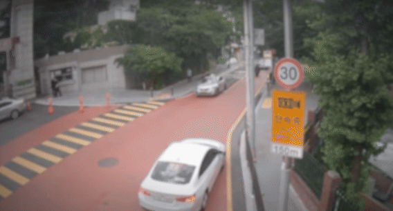 [서울=뉴시스] 지난 15일 서울경찰 유튜브 채널에 '호흡곤란 온 300일 아기, 순찰차로 긴급 이송'이라는 제목의 영상이 올라왔다. (사진=유튜브 갈무리) *재판매 및 DB 금지