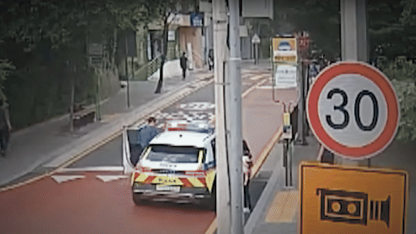 [서울=뉴시스] 지난 15일 서울경찰 유튜브 채널에 '호흡곤란 온 300일 아기, 순찰차로 긴급 이송'이라는 제목의 영상이 올라왔다. (사진=유튜브 갈무리) *재판매 및 DB 금지