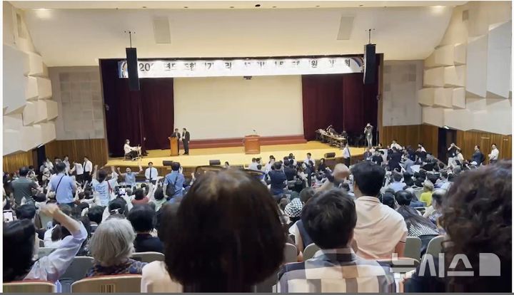 [안양=뉴시스] 아수라장이 된 총회 현장. (사진=조합 정상 추친위 제공). 2023.10.19. photo@newsis.com *재판매 및 DB 금지  