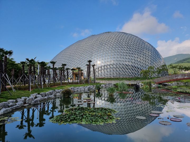 [거제=뉴시스] 신정철 기자= 거제식물원 식물문화센터는 오는 9월 1일까지 식충식물 특별 프로그램을 운영한다고 31일 밝혔다.사진은 거제식물원 전경.(사진=거제시 제공).2024.07.31. photo@newsis.com *재판매 및 DB 금지