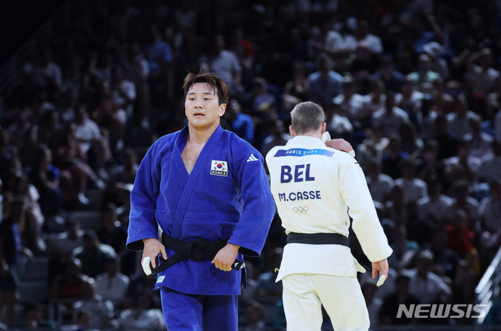 [파리=뉴시스] 김진아 기자 = 이준환이 30일(현지시각) 프랑스 파리 아레나 샹드마르스에서 열린 2024 파리 올림픽 유도 남자 81kg급 동메달 결정전 벨기에 마티아스 카스와의 경기에서 승리하며 동메달을 확정한 뒤 자리로 돌아오고 있다. 2024.07.31. bluesoda@newsis.com