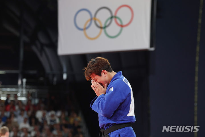 [파리=뉴시스] 김진아 기자 = 이준환이 30일(현지시각) 프랑스 파리 아레나 샹드마르스에서 열린 2024 파리 올림픽 유도 남자 81kg급 동메달 결정전 벨기에 마티아스 카스와의 경기에서 승리하며 동메달을 확정한 뒤 기뻐하고 있다. 2024.07.31. bluesoda@newsis.com
