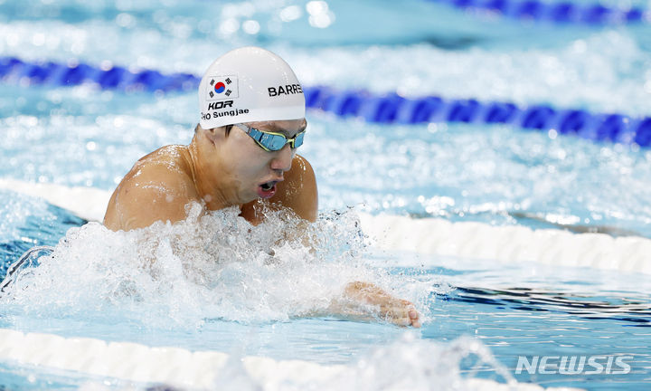 [파리=뉴시스] 최동준 기자 = 조성재가 30일(현지시각) 프랑스 파리 라 데팡스 아레나에서 열린 2024 파리 올림픽 수영 남자 평영 200m 준결승에서 역영하고 있다. 2024.07.31. photocdj@newsis.com