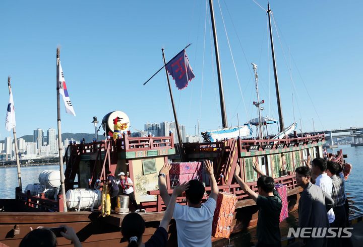 [부산=뉴시스] 하경민 기자 = 국립해양유산연구소가 2018년 복원한 조선통신사선이 31일 오전 부산 남구 용호별빛공원에서 일본을 향해 출항하고 있다.  이날 출항한 조선통신사선은 오는 8월29일까지 조선시대 한일 교류 첨병 역할을 한 조선통신사의 11차 사행 항로(부산~대마도~이키~아이노시마~시모노세키)를 재현하며, 이는 1763~1764년 계미 사행 이후 260년 만에 일본 본토에 입항하는 것이다. 2024.07.31. yulnetphoto@newsis.com