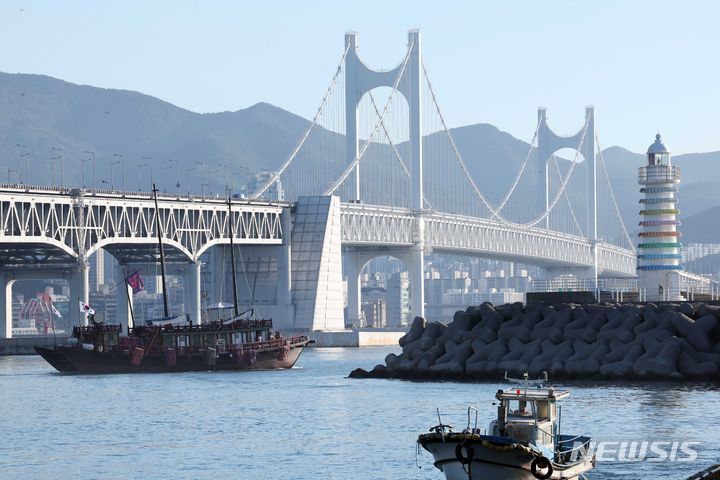 [부산=뉴시스] 하경민 기자 = 국립해양유산연구소가 2018년 복원한 조선통신사선이 31일 오전 부산 남구 용호별빛공원에서 일본을 향해 출항하고 있다.  이날 출항한 조선통신사선은 오는 8월29일까지 조선시대 한일 교류 첨병 역할을 한 조선통신사의 11차 사행 항로(부산~대마도~이키~아이노시마~시모노세키)를 재현하며, 이는 1763~1764년 계미 사행 이후 260년 만에 일본 본토에 입항하는 것이다. 2024.07.31. yulnetphoto@newsis.com