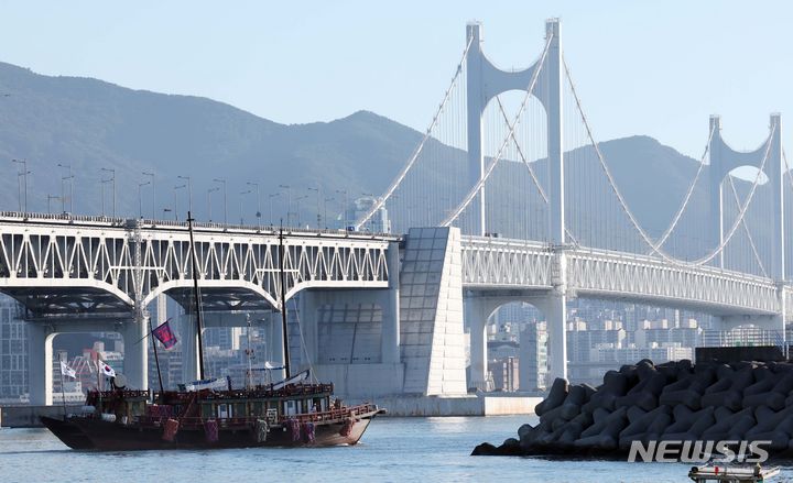 [부산=뉴시스] 하경민 기자 = 국립해양유산연구소가 2018년 복원한 조선통신사선이 31일 오전 부산 남구 용호별빛공원에서 일본을 향해 출항하고 있다.  이날 출항한 조선통신사선은 오는 8월29일까지 조선시대 한일 교류 첨병 역할을 한 조선통신사의 11차 사행 항로(부산~대마도~이키~아이노시마~시모노세키)를 재현하며, 이는 1763~1764년 계미 사행 이후 260년 만에 일본 본토에 입항하는 것이다. 2024.07.31. yulnetphoto@newsis.com