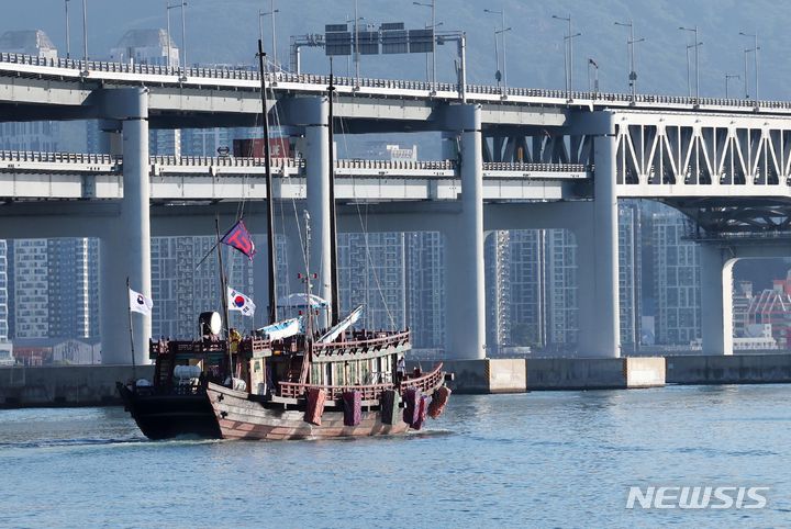 [부산=뉴시스] 하경민 기자 = 국립해양유산연구소가 2018년 복원한 조선통신사선이 31일 오전 부산 남구 용호별빛공원에서 일본을 향해 출항하고 있다.  이날 출항한 조선통신사선은 오는 8월29일까지 조선시대 한일 교류 첨병 역할을 한 조선통신사의 11차 사행 항로(부산~대마도~이키~아이노시마~시모노세키)를 재현하며, 이는 1763~1764년 계미 사행 이후 260년 만에 일본 본토에 입항하는 것이다. 2024.07.31. yulnetphoto@newsis.com