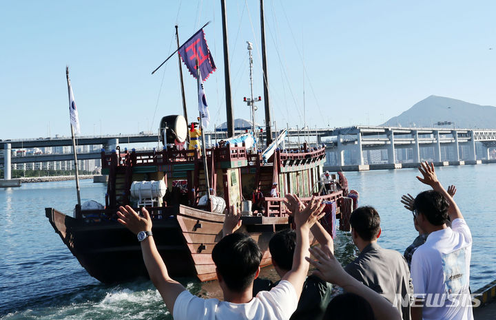 [부산=뉴시스] 하경민 기자 = 국립해양유산연구소가 2018년 복원한 조선통신사선이 31일 오전 부산 남구 용호별빛공원에서 일본을 향해 출항하고 있다.  이날 출항한 조선통신사선은 오는 8월29일까지 조선시대 한일 교류 첨병 역할을 한 조선통신사의 11차 사행 항로(부산~대마도~이키~아이노시마~시모노세키)를 재현하며, 이는 1763~1764년 계미 사행 이후 260년 만에 일본 본토에 입항하는 것이다. 2024.07.31. yulnetphoto@newsis.com