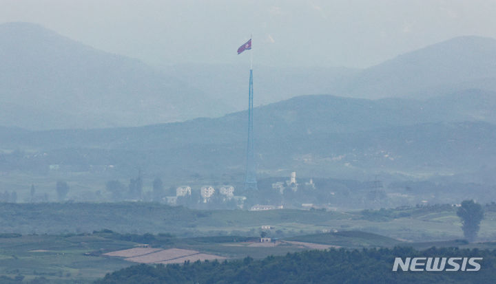 [파주=뉴시스] 지난해 7월 자료 사진으로, 북한 황해북도 기정동 마을에서 인공기가 펄럭이고 있다. (사진=뉴시스DB)